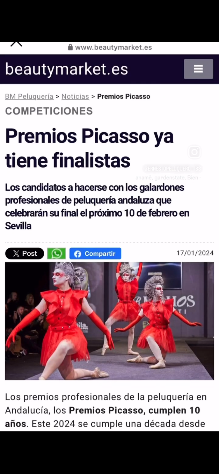 Captura de pantalla de una noticia en el sitio beautymarket.es sobre los Premios Picasso, con la imagen de dos modelos con pelucas grises y vestidos rojos realizando una presentación escénica.