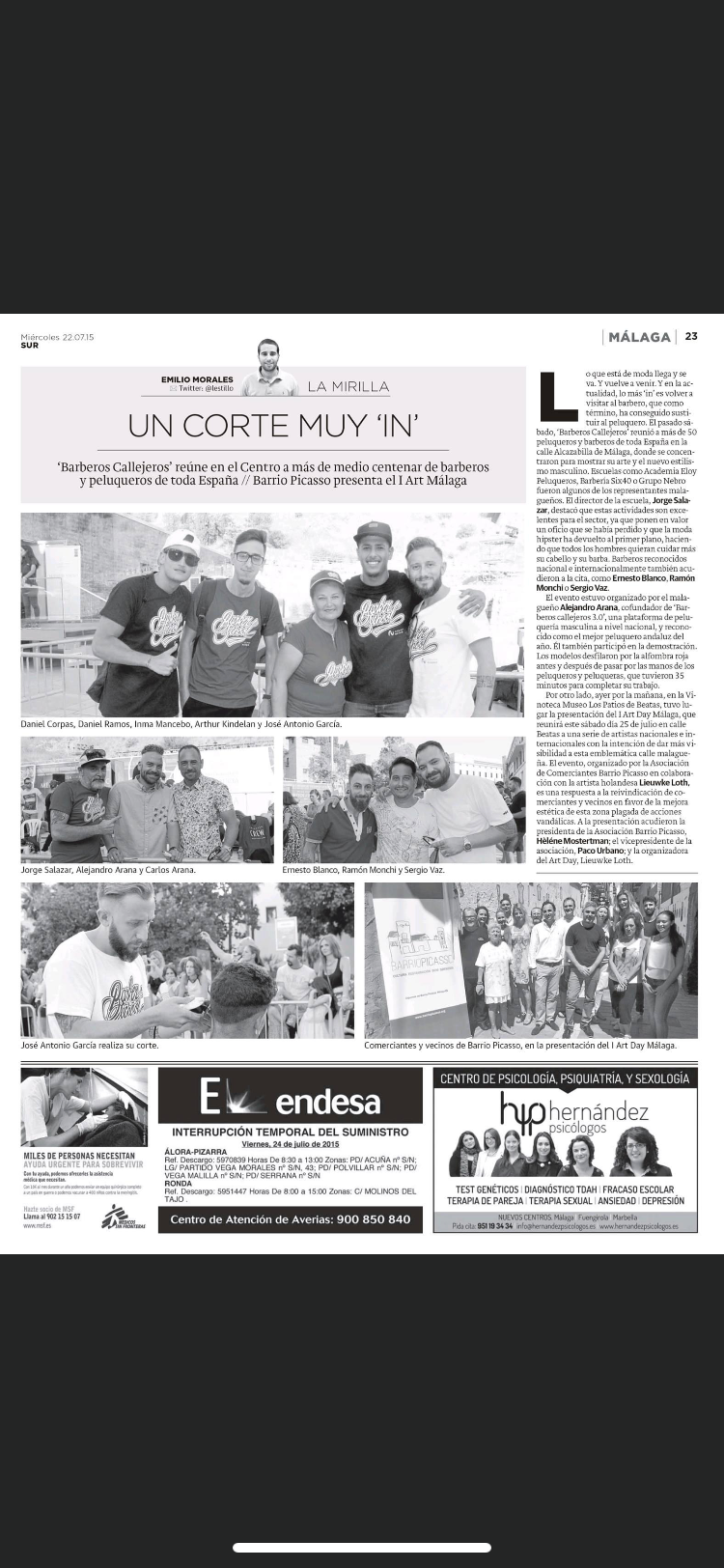 Página de periódico con múltiples fotografías de personas posando en grupo y participando en actividades relacionadas con la peluquería; en la parte superior se lee el titular "UN CORTE MUY 'IN'" y un artículo a la derecha.