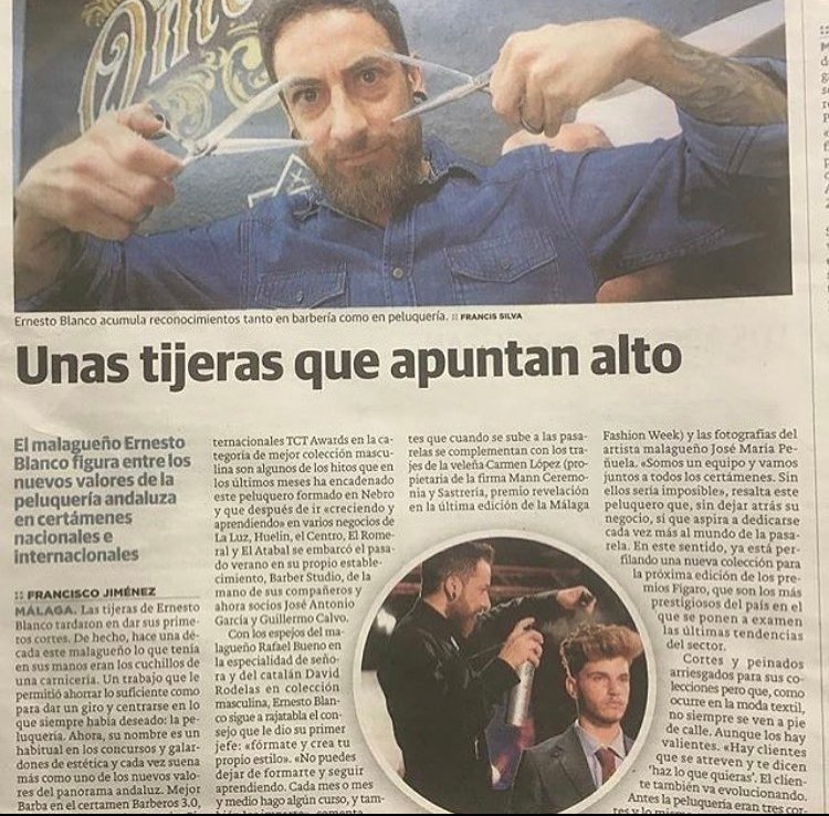 Artículo de periódico titulado “Unas tijeras que apuntan alto” acompañado de fotografía de Ernesto Blanco sujetando unas tijeras abiertas, y otra imagen en la que aparece trabajando con un cliente.