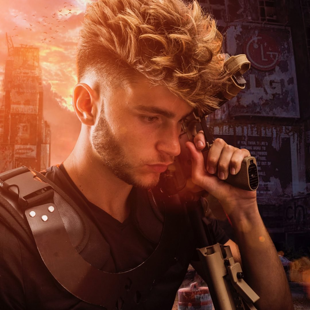 Hombre con peinado rizado alto y rapado en los laterales, vestido con atuendo táctico negro y sosteniendo un arma en un entorno urbano con fondo rojizo.